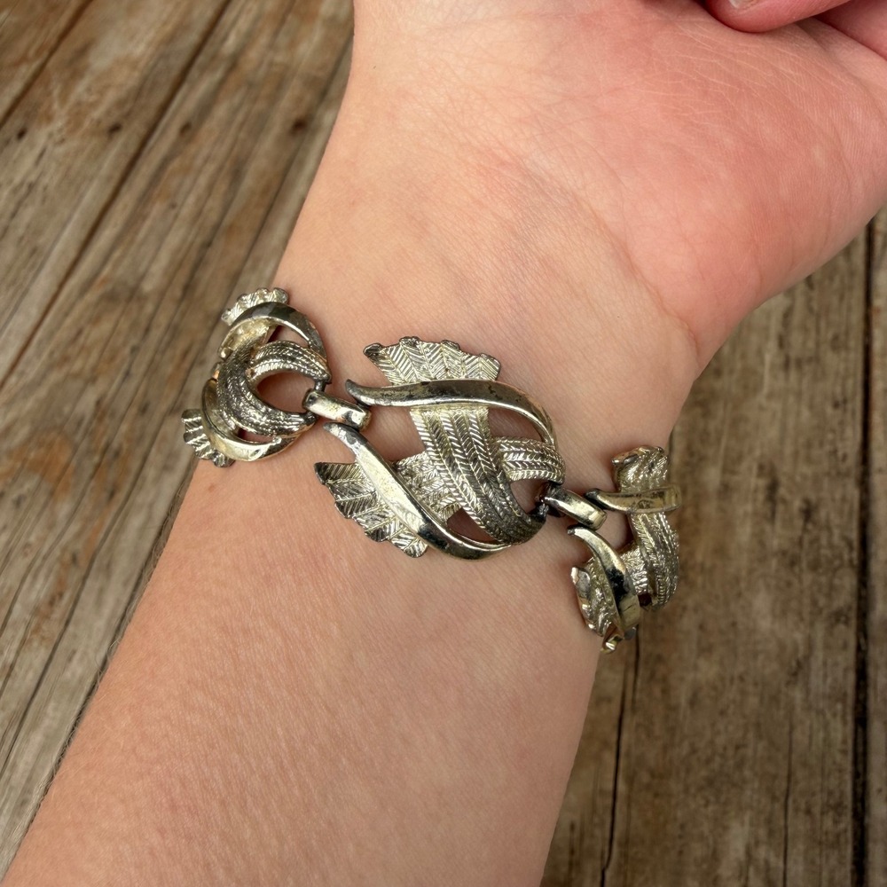 Coro Link Bracelet Women Silver Tone Textured Leaf Ribbon Vintage Signed 7.25in